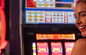 Người chơi trải nghiệm cá cược slot online trên điện thoại tại Việt Nam
